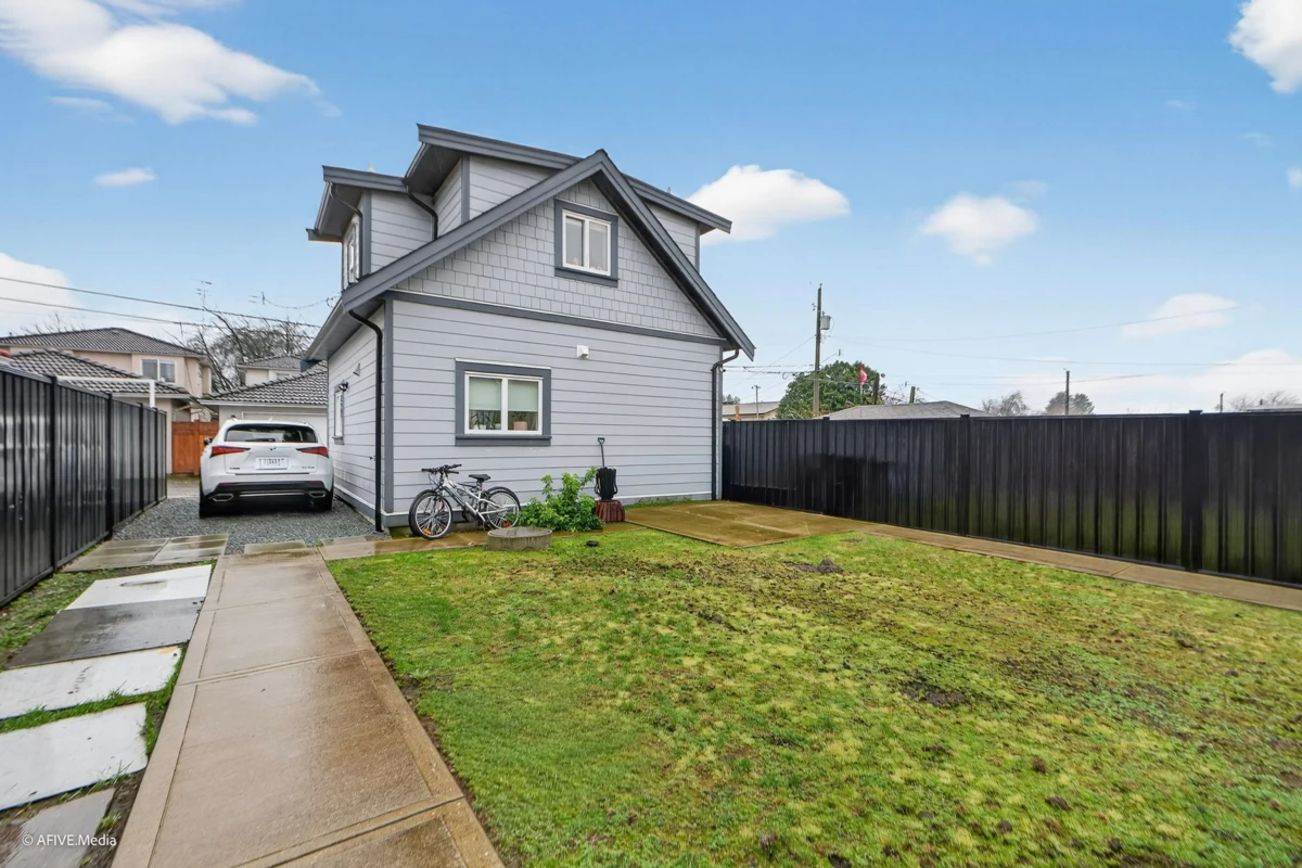 Walk-In Closet Photo of 1052 E 50th Avenue, Vancouver, BC