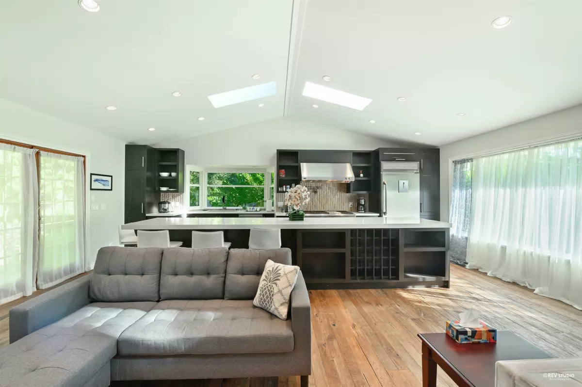 Kitchen Island Photo of 13671 16 Avenue, Surrey, BC