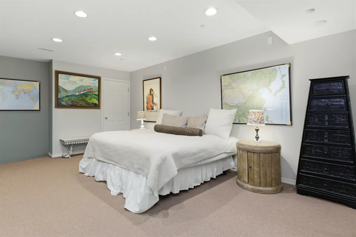 Entry Foyer Photo of 2635 Rosebery Avenue, West Vancouver, BC