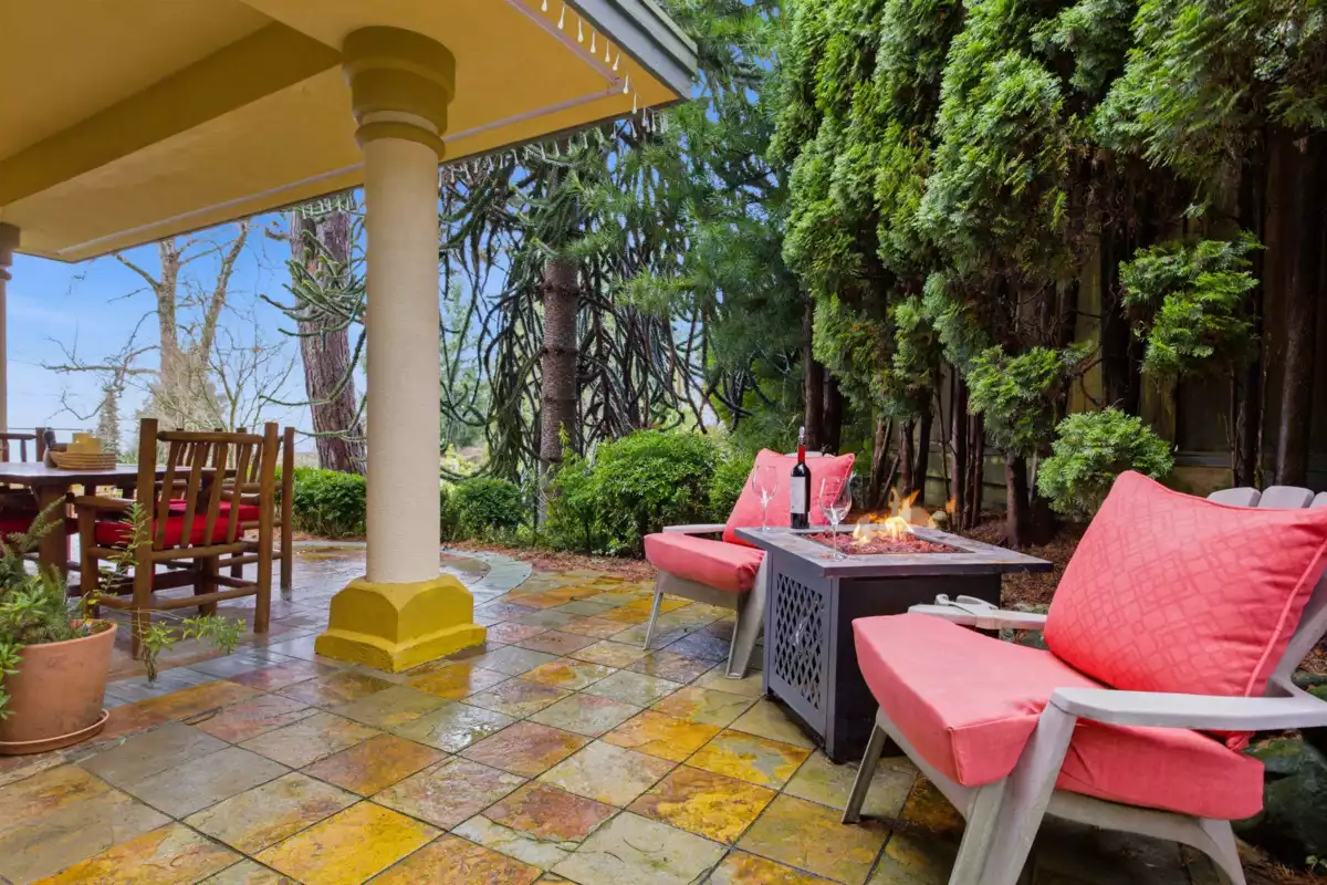 Family Room Photo of 2635 Rosebery Avenue, West Vancouver, BC