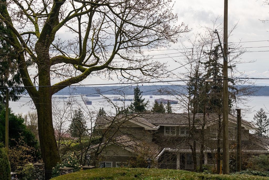 Kitchen Island Photo of 2635 Rosebery Avenue, West Vancouver, BC