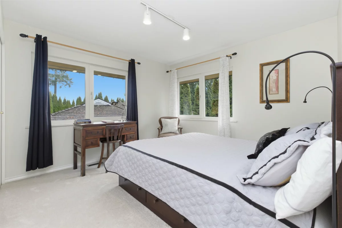 Mudroom Photo of 2635 Rosebery Avenue, West Vancouver, BC