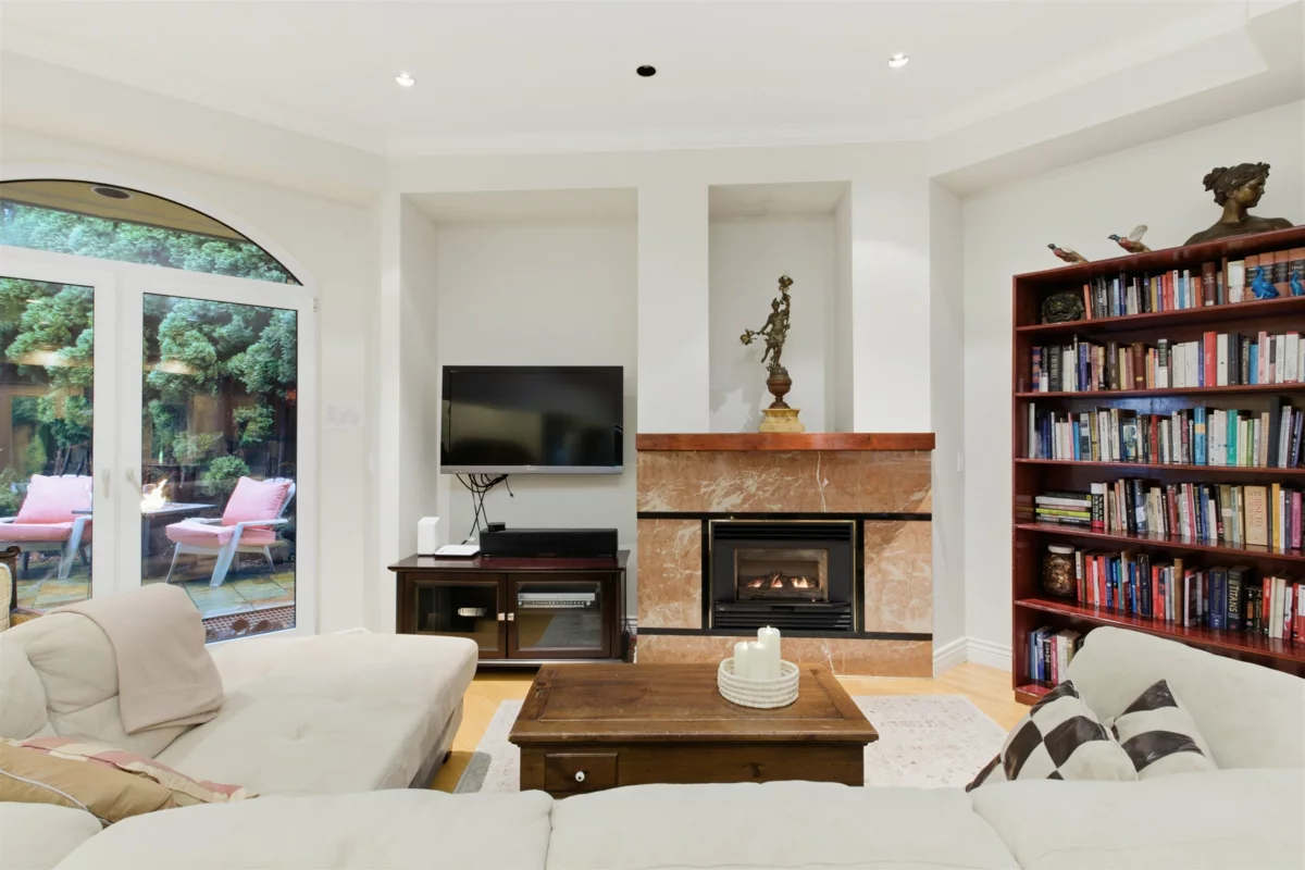 Walk-In Closet Photo of 2635 Rosebery Avenue, West Vancouver, BC