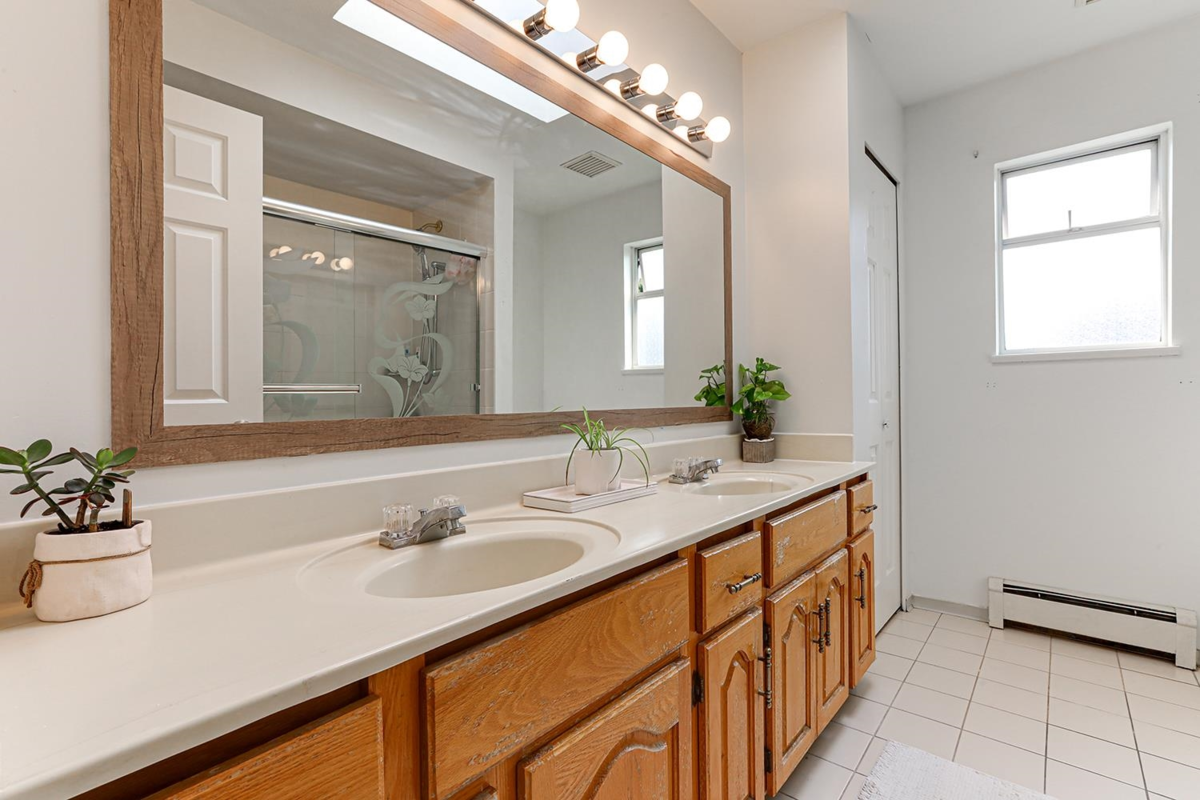Entry Foyer Photo of 8006 Chester Street, Vancouver, BC