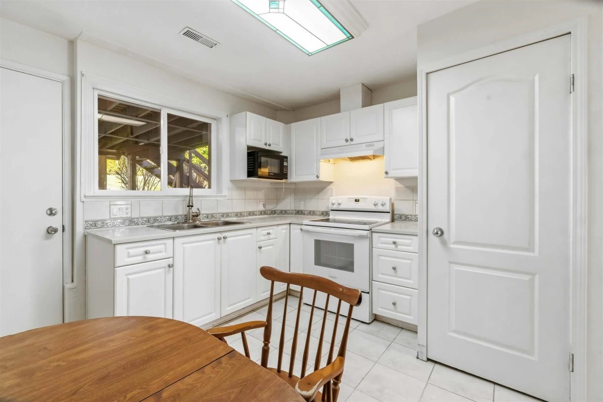 Basement Recreation Room Photo of 552 W 29th Street, North Vancouver, BC