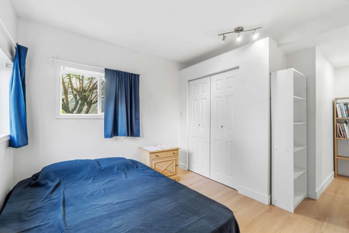 Entry Foyer Photo of 552 W 29th Street, North Vancouver, BC