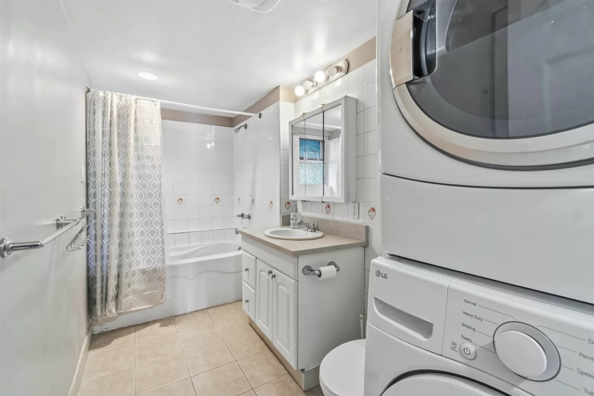 Hallway Photo of 552 W 29th Street, North Vancouver, BC