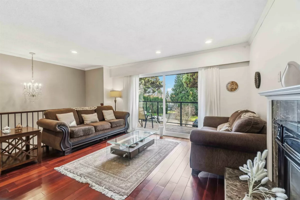 Kitchen Photo of 552 W 29th Street, North Vancouver, BC