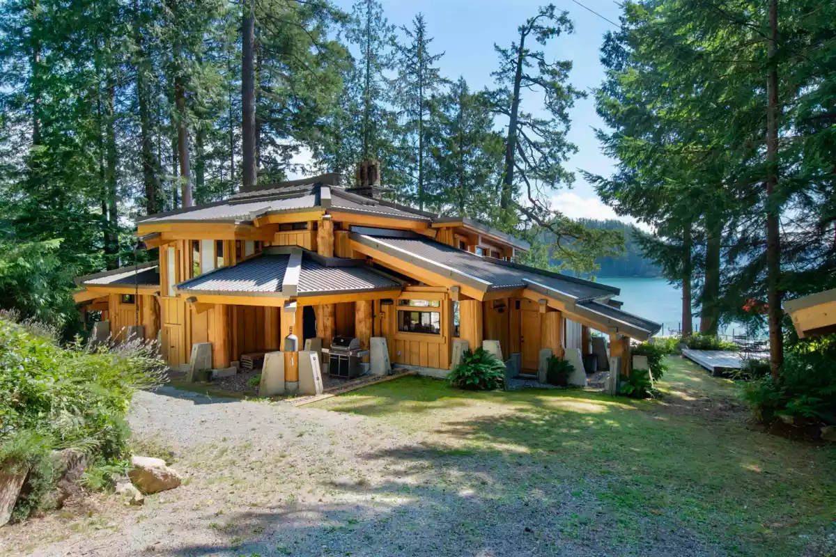 Entry Foyer Photo of 1010 Taki-Te-Si Road, Gambier Island, BC