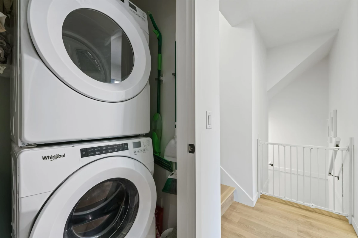 Front Yard Photo of 7 533 E 3rd Street, North Vancouver, BC