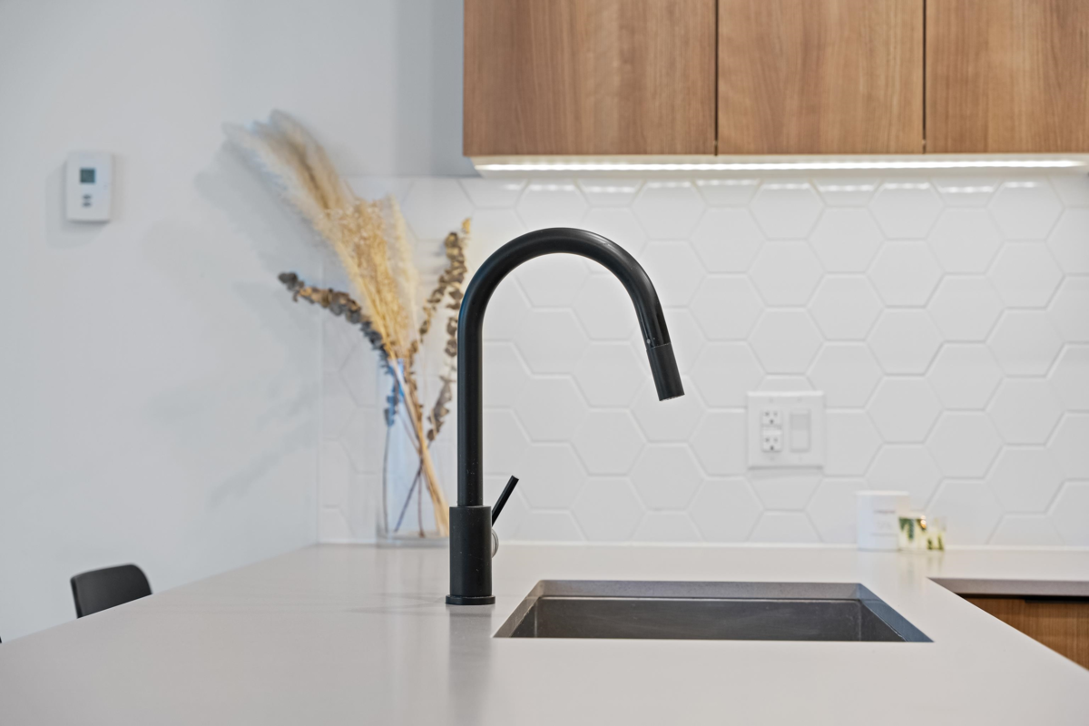 Kitchen Island Photo of 7 533 E 3rd Street, North Vancouver, BC