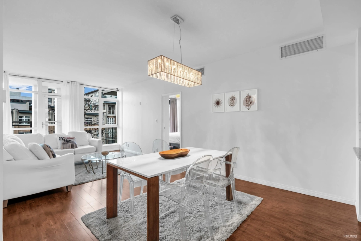 Kitchen Island Photo of 409 100 E Esplanade Street, North Vancouver, BC