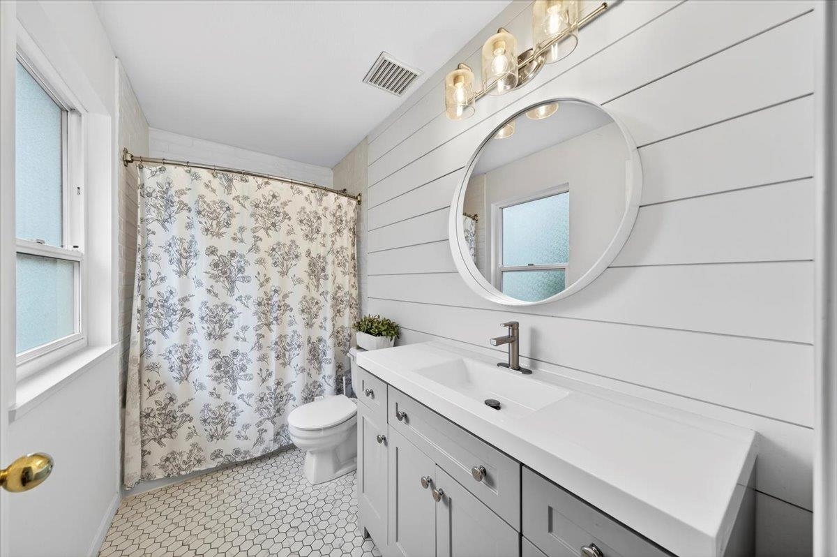 Hallway Photo of 1736 Pekrul Place, Port Coquitlam, BC