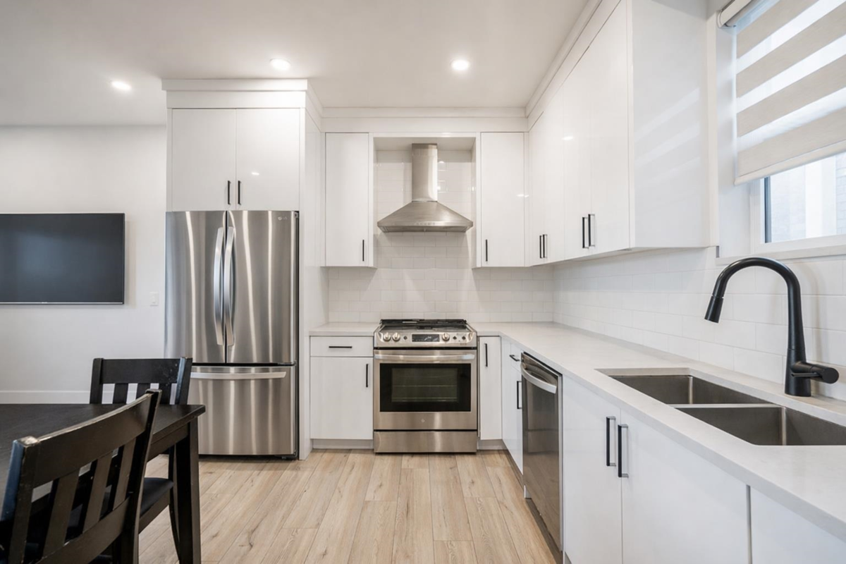 Kitchen Island Photo of 9 32160 Peardonville Road, Abbotsford, BC
