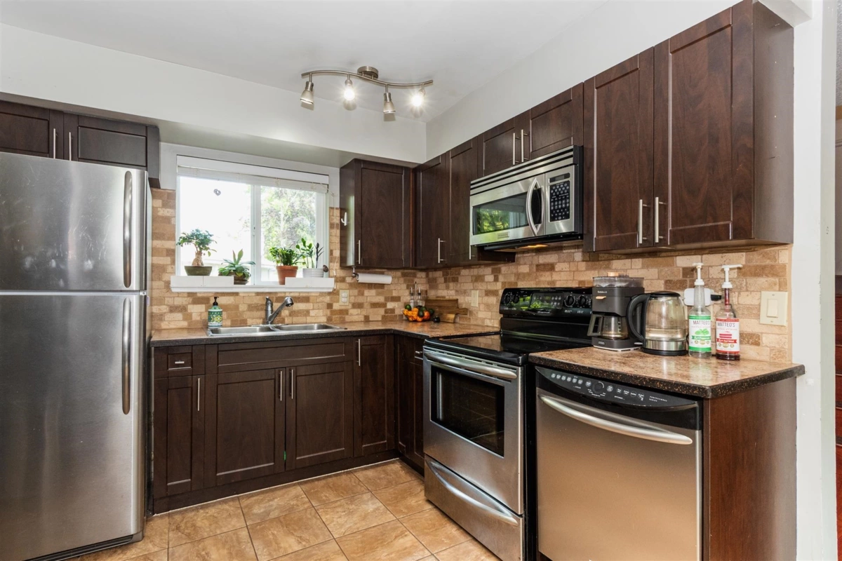 Kitchen Island Photo of 6217 E Greenside Drive, Surrey, BC