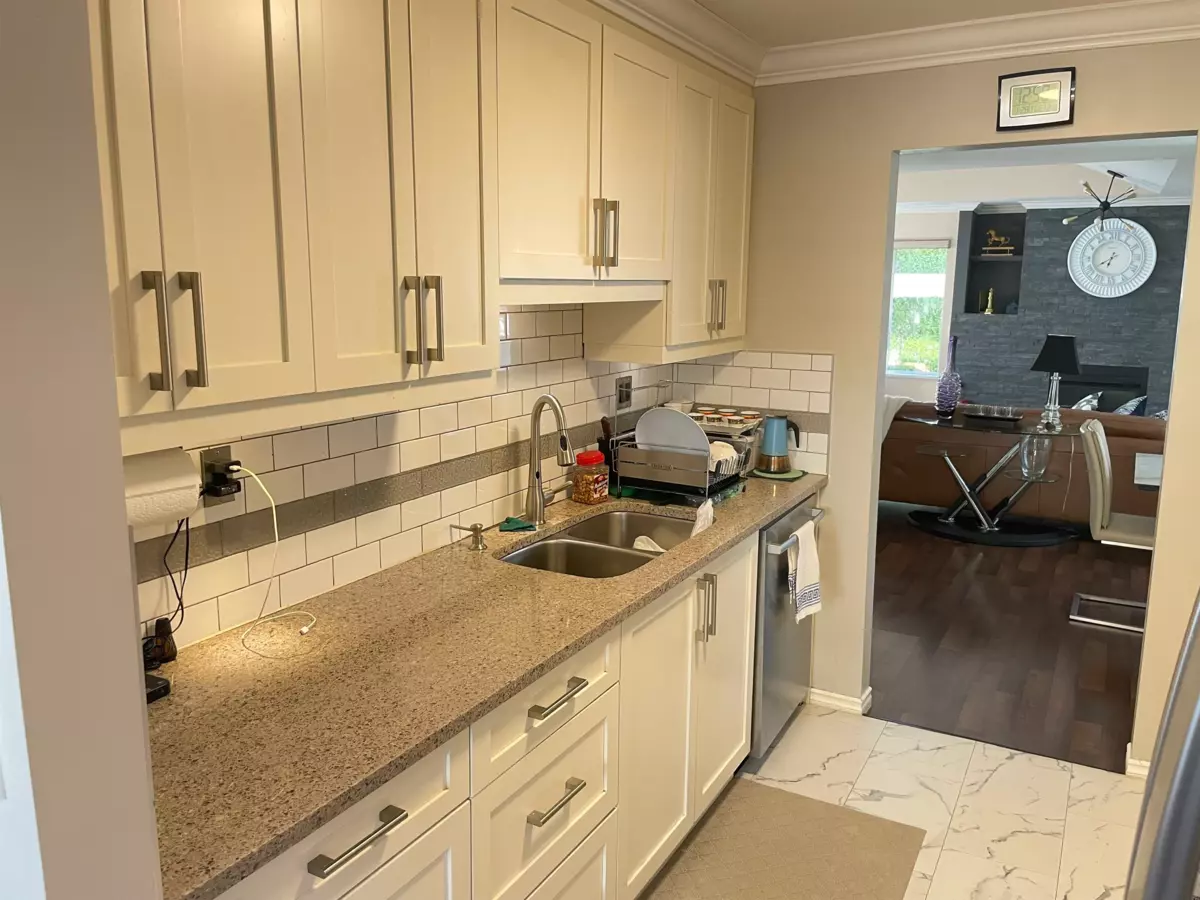 Kitchen Photo of 132 10172 141 Street, Surrey, BC