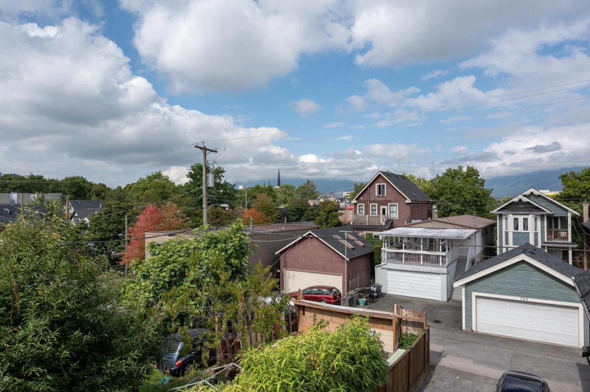 Hallway Photo of 723 Union Street, Vancouver, BC