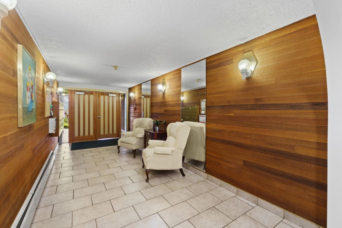 Living Room Photo of 304 720 Eighth Avenue, New Westminster, BC
