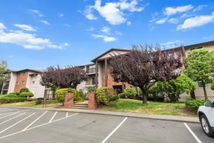 Swimming Pool Photo of 303 32910 Amicus Place, Abbotsford, BC