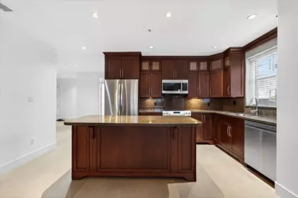 Kitchen Island Photo of 102 15164 Prospect Avenue, White Rock, BC