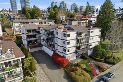 Front Yard Photo of 105 15041 Prospect Avenue, White Rock, BC