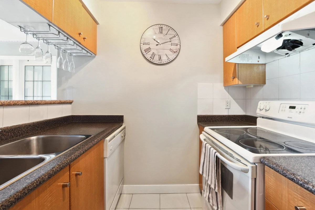 Dining Area Photo of 905 822 Homer Street, Vancouver, BC
