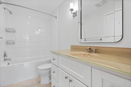 Primary Bathroom Photo of 3 1355 W 4th Avenue, Vancouver, BC