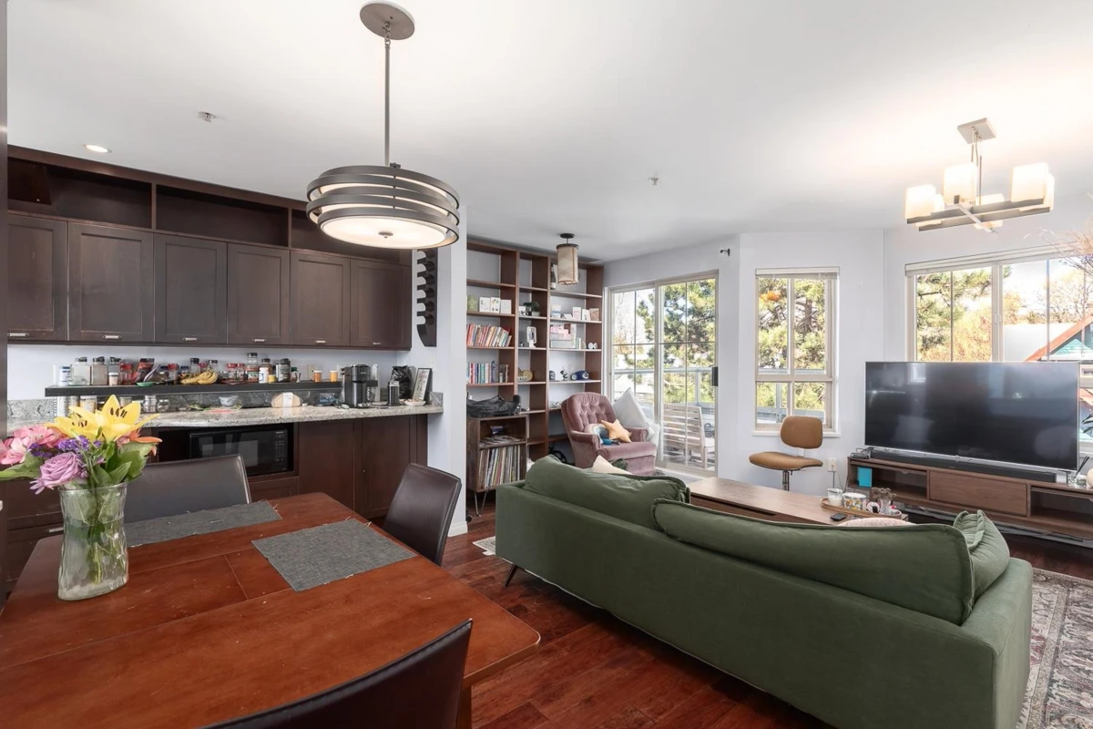 Dining Area Photo of 34 2375 W Broadway, Vancouver, BC