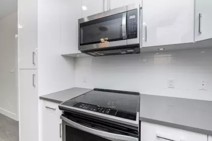 Primary Bathroom Photo of 408 15351 101 Avenue, Surrey, BC