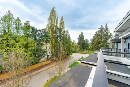 Front Yard Photo of 405 15628 104 Avenue, Surrey, BC