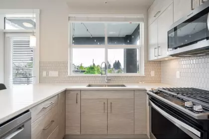 Primary Bathroom Photo of 205 2120 Gladwin Road, Abbotsford, BC