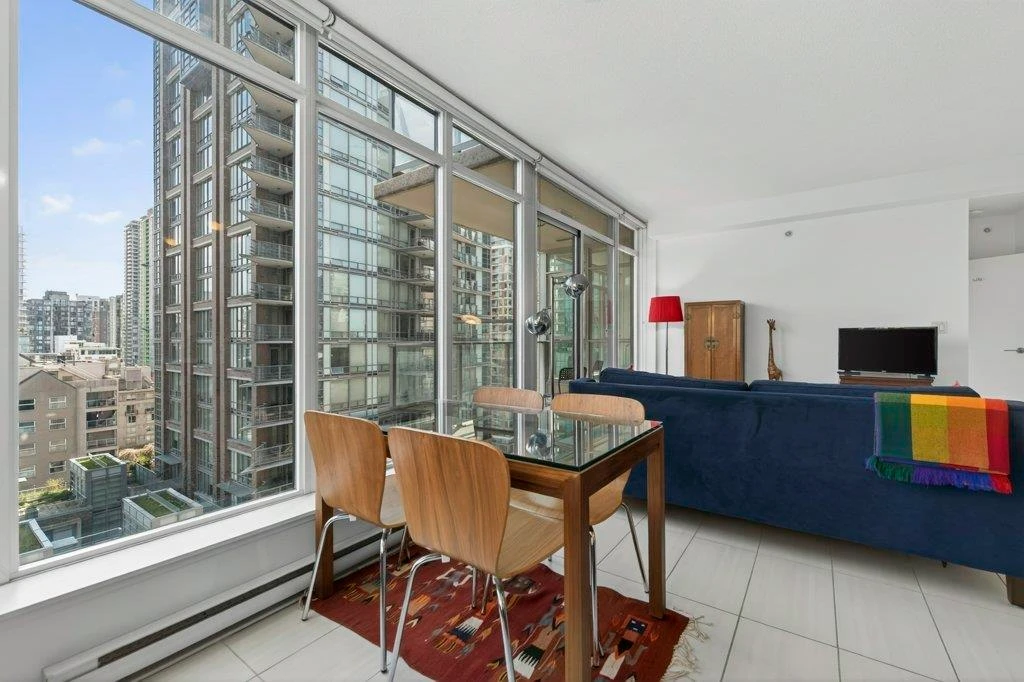 Dining Area Photo of 902 1252 Hornby Street, Vancouver, BC