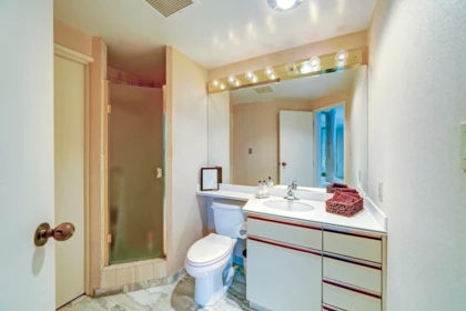 Walk-In Closet Photo of 1902 738 Broughton Street, Vancouver, BC