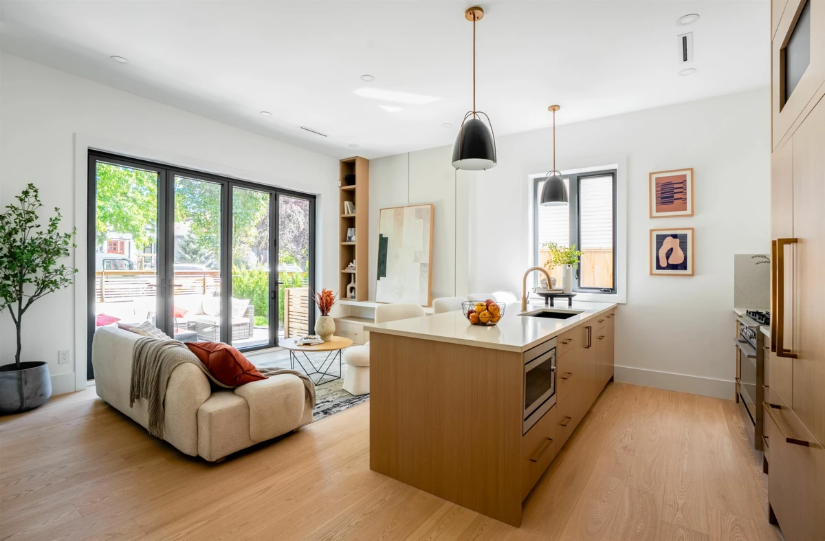 Dining Area Photo of 1 356 E 40th Avenue, Vancouver, BC