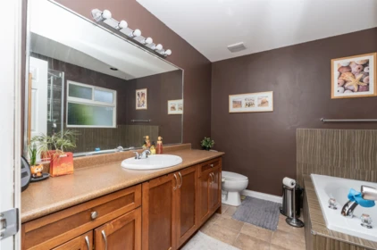 Kitchen Island Photo of 8364 Harris Street, Mission, BC