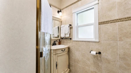 Powder Room Photo of 864 Hot Springs Road, Harrison Hot Springs, BC