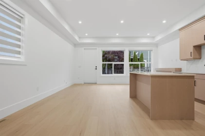 Kitchen Photo of 2 12863 Marine Drive, Surrey, BC