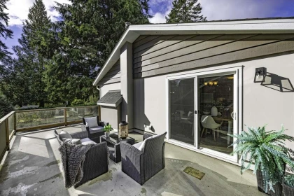 Entry Foyer Photo of 2100 Whitman Avenue, North Vancouver, BC