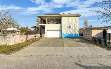 Swimming Pool Photo of 9833 NE 128 Street, Surrey, BC