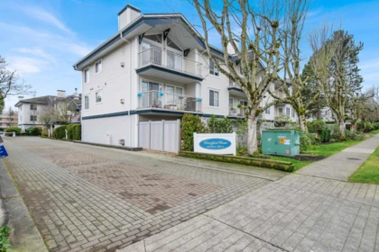 Front Yard Photo of 209 15298 20 Avenue, Surrey, BC