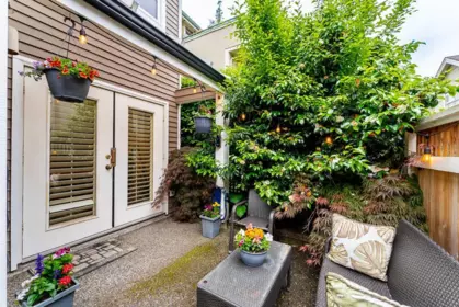 Entry Foyer Photo of 5 219 E 8th Street, North Vancouver, BC