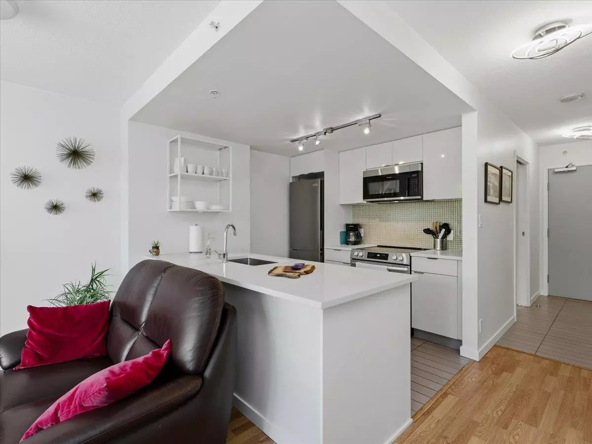 Dining Area Photo of 805 788 Hamilton Street, Vancouver, BC