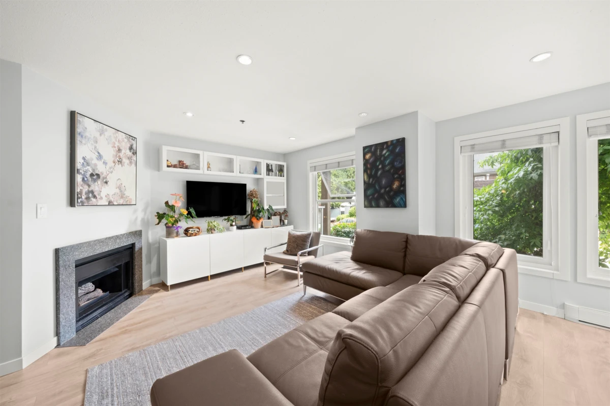 Family Room Photo of 601 W 16th Avenue, Vancouver, BC