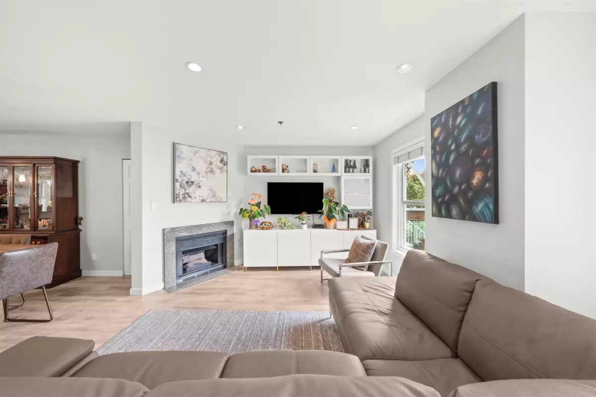 Living Room Photo of 601 W 16th Avenue, Vancouver, BC