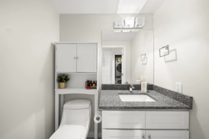 Primary Bathroom Photo of 601 W 16th Avenue, Vancouver, BC