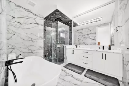 Primary Bathroom Photo of 11927 85a Avenue, Delta, BC