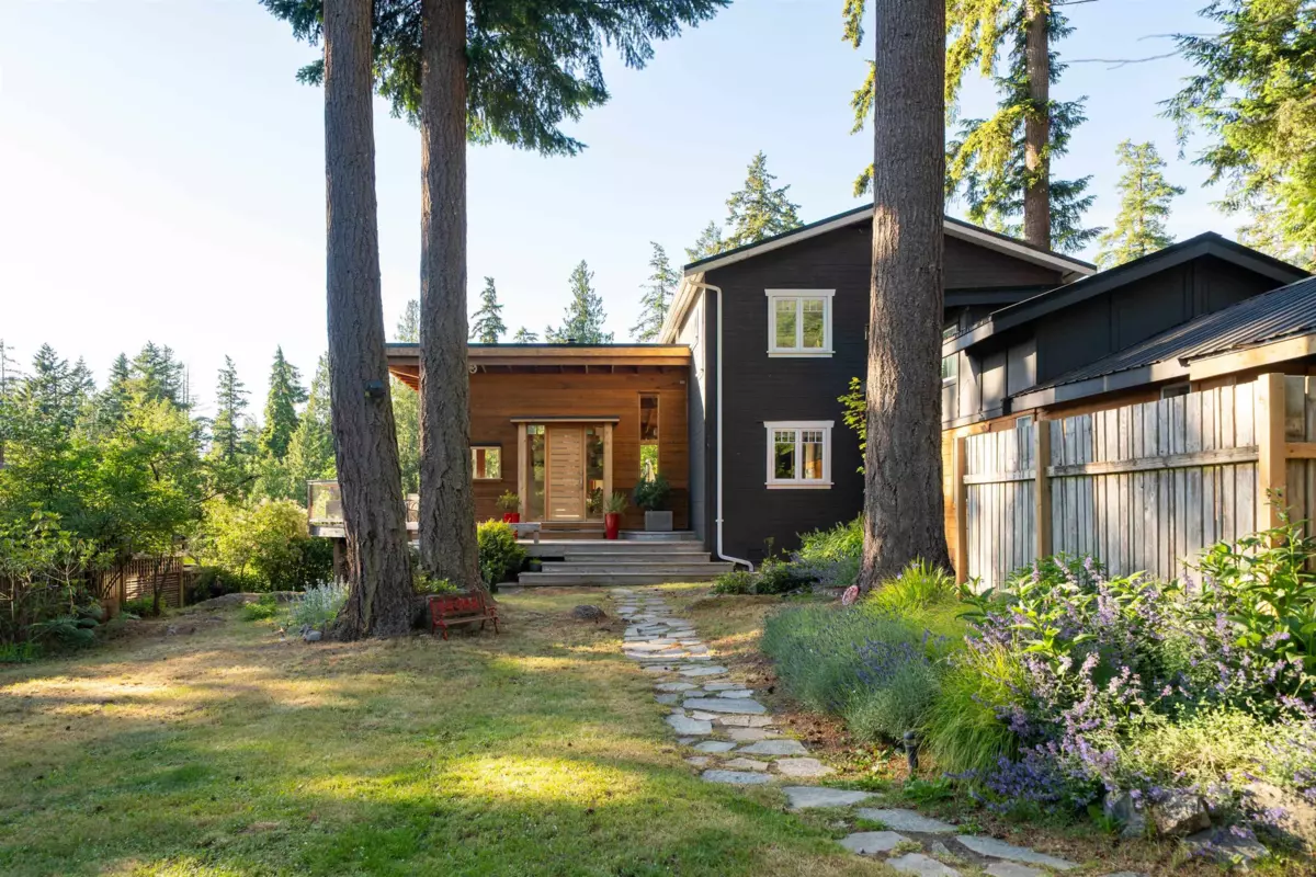 Family Room Photo of 1506 Whitesails Drive, Bowen Island, BC