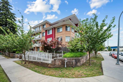 Garden / Landscaping Photo of 401 1990 Westminster Avenue, Port Coquitlam, BC