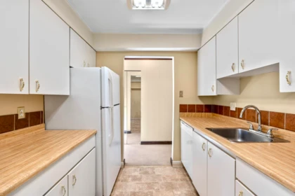 Hallway Photo of 403 1340 Duchess Avenue, West Vancouver, BC