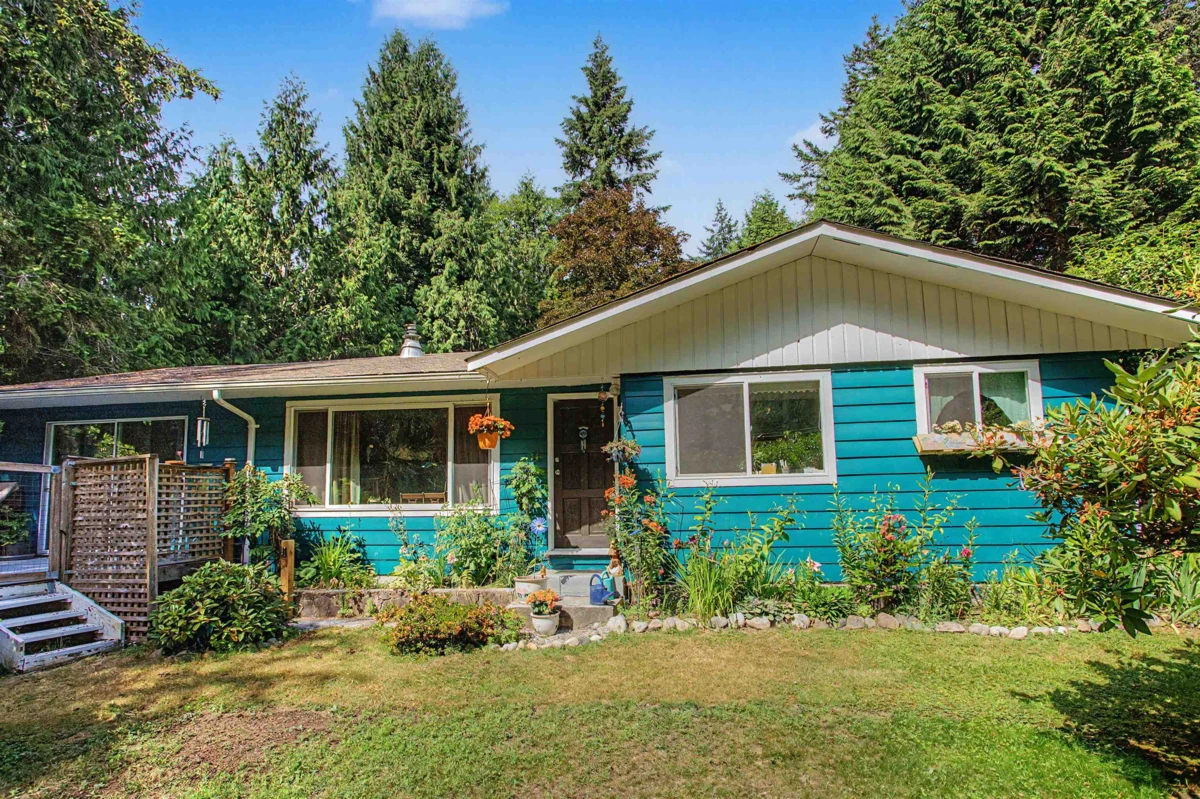 Family Room Photo of 2588 Lower Road, Roberts Creek, BC